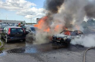 Pożar samochodów na parkingu przy lotnisku