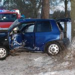 Wypadek koło Kościerzyny. Seat uderzył w drzewo