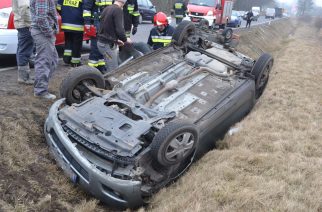 Wypadek pod Egiertowem: dachowała osobowa toyota