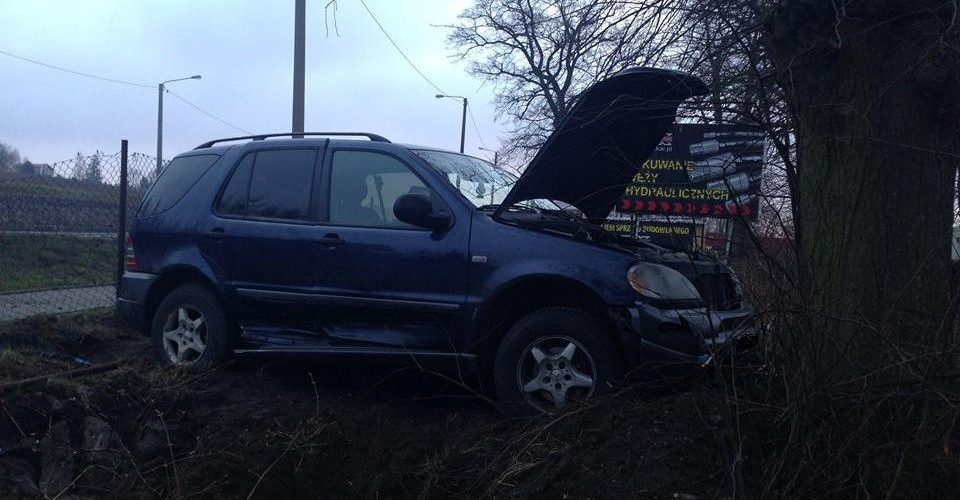 Wypadek w Lniskach: zderzenie volkswagena z mercedesem