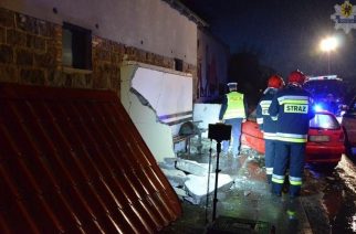 Wypadek w Węsiorach: polo staranowało przystanek [ZDJĘCIA]