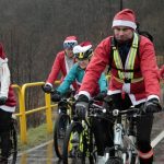 Mikołaje na rowerach w Kartuzach: świąteczna parada[ZDJĘCIA]
