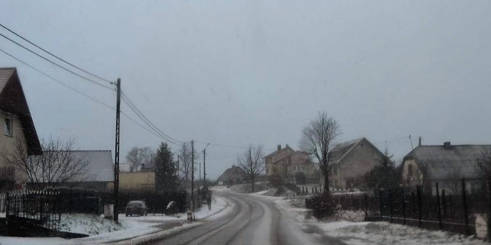 Zima na Kaszubach: fatalne warunki na drogach, sztorm na Bałtyku