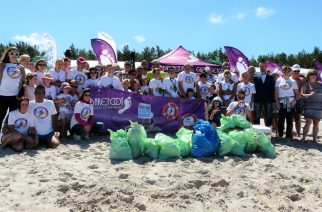 sprzątanie plaży w Łebie/ fot. mat. prasowy