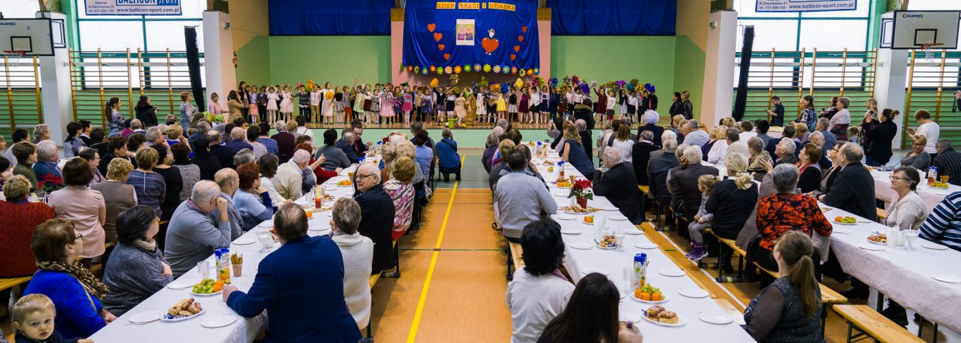 Najmłodsi uczniowie Szkoły Podstawowej w Przodkowie wystąpili dla swoich dziadków