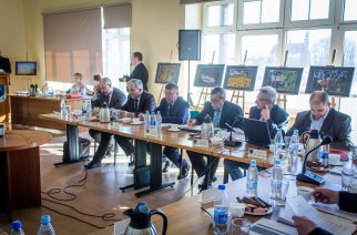 W czasie LIII Sesji Rady Miejskiej w Żukowie była kwestia uporządkowania reklam fot. Elżbieta Lejk