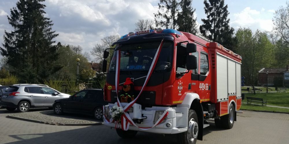 OSP w Leźnie świętowało 65-lecie! Musiał być urodzinowy prezent. W tym przypadku samochód ratowniczko-gaśniczy fot. OSP w Leźnie