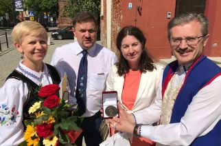 Medale im. Lecha Bądkowskiego otrzymało małżeństwo kaszubskich działaczy - Eugeniusz i Elżbieta Pryczkowscy