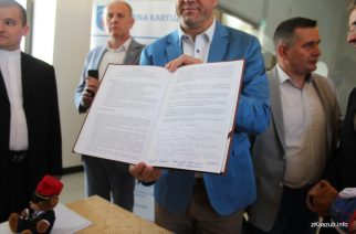 List intencyjny, który swoim podpisem sygnowali przedstawiciel władz samorządowych oraz organizacji społecznych /fot. Elżbieta Lejk /zKaszub.info