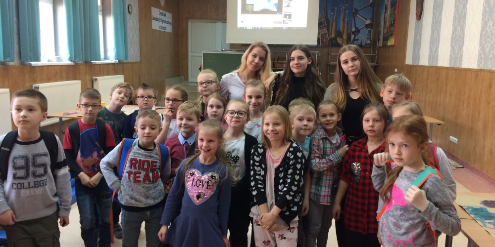 Młodzież szkoły „Na Wzgórzu” uczy dzieci