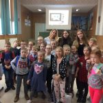 Młodzież szkoły „Na Wzgórzu” uczy dzieci