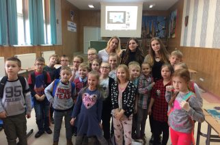 Młodzież szkoły „Na Wzgórzu” uczy dzieci