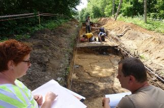 Rysownik i archeolog w trakcie dokumentowania odkryć. Już niedługo wystawa archeologiczna w Chmielnie - fot. Z. Ratajczyk