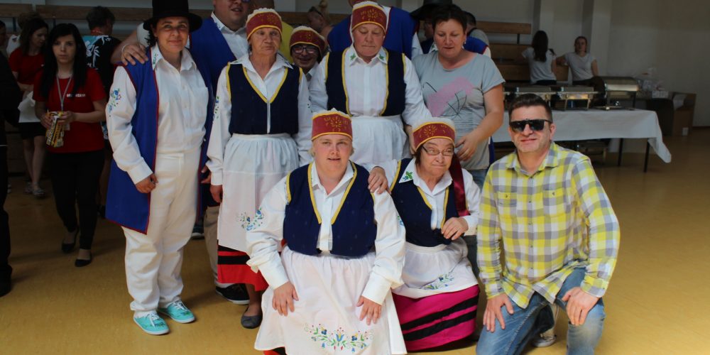 Podopieczni w tym roku prezentowali kaszubskie, a także kociewskie tańce. Na zdjęciu podopieczni z Kartuz z opiekunem grupy Leszkiem Przewoskim fot. P. Chistowski / zKaszub.info