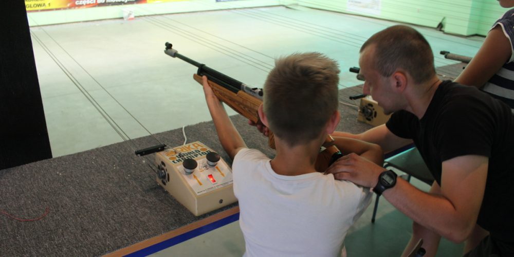 Strzelecki Dzień Dziecka przyciągnął wielu ciekawskich, pragnących sprawdzić jak to jest strzelać fot. Elżbieta Lejk /zKaszub.info