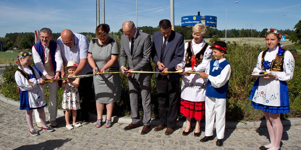 Za nami uroczyste przecięcie wstęgi. Już oficjalnie rondo im. A. Chrabkowskiego w Rębiechowie fot. Marian Gorlikowski