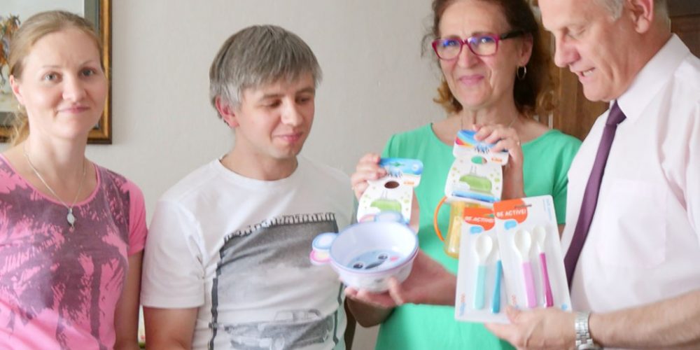 Burmistrz Gminy Żukowo wraz z pracownikami GOPS odwiedził z prezentami żukowskie czworaczki fot. Wojciech Kruk / UG w Żukowie