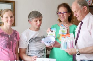 Burmistrz Gminy Żukowo wraz z pracownikami GOPS odwiedził z prezentami żukowskie czworaczki fot. Wojciech Kruk / UG w Żukowie