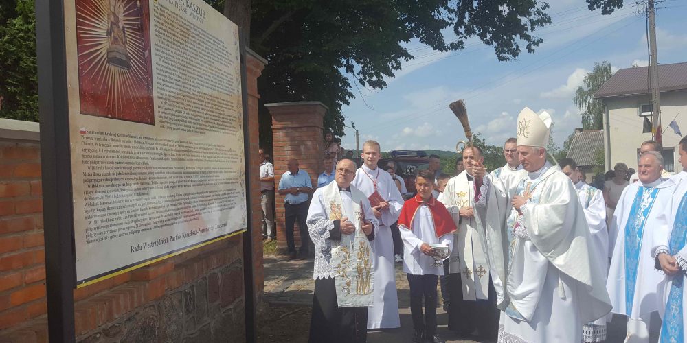 O historii sanktuarium sianowskiego… Ważna tablica przy bramie