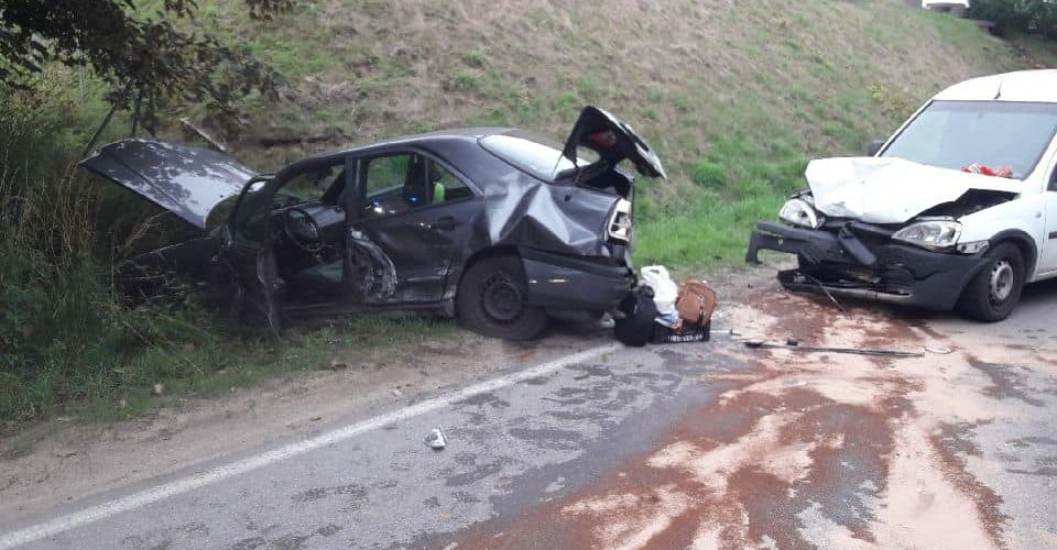 Kolejne wypadki na drogach – trzy osoby w szpitalu