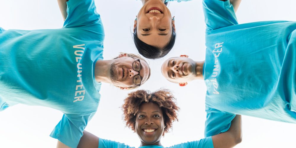 Zostań wolontariuszem w nowym projekcie Stowarzyszenia Ludzi z Inicjatywą „Chmielno NON-STOP” – Warto zapukać do drzwi!