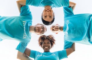 Zostań wolontariuszem w nowym projekcie Stowarzyszenia Ludzi z Inicjatywą „Chmielno NON-STOP” – Warto zapukać do drzwi!