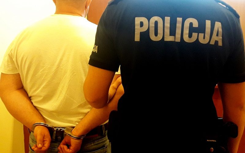 Poszukiwani listami gończymi mężczyźni zatrzymani przez policjantów