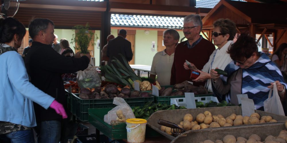Ruszył handel pod nowymi wiatami w Kartuzach fot. P. Chistowski / zKaszub.info