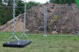 Teraz dzieci bloku na ul. Mściwoja mają taki widok przy swoim placu zabaw fot. P.CH. / zKaszub.info