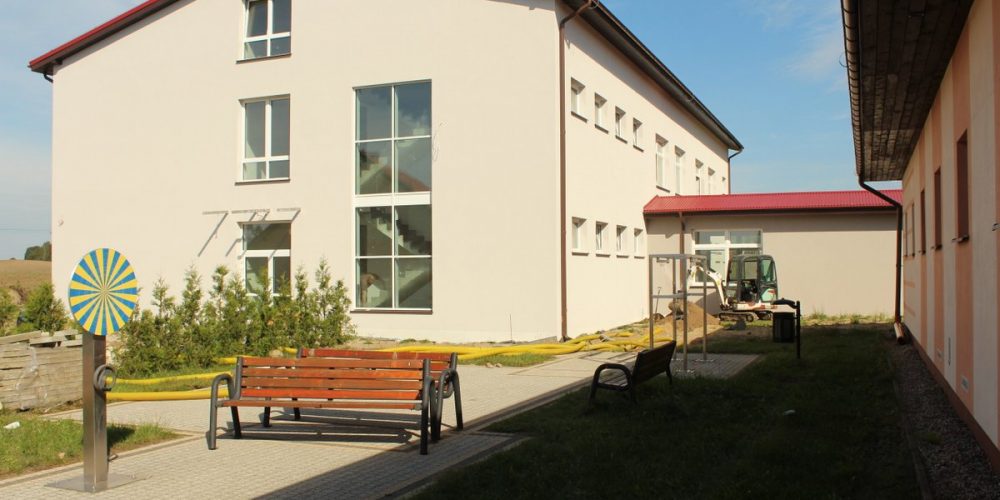 To już ostatnie prace przy rozbudowie Szkoły Podstawowej w Pomieczynie fot. E.L. / zKaszub.info