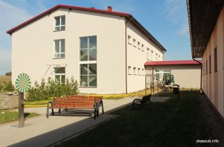 To już ostatnie prace przy rozbudowie Szkoły Podstawowej w Pomieczynie fot. E.L. / zKaszub.info