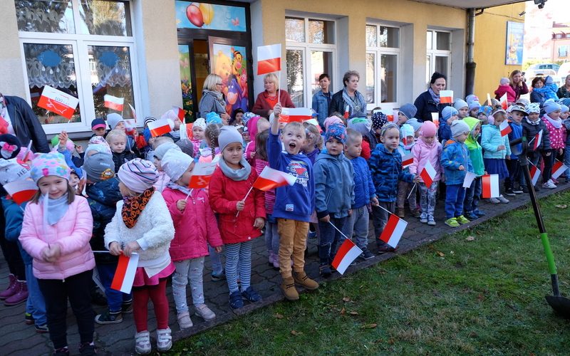 Przedszkolaki z „Kubusia Puchatka” w Kartuzach uczcili 100-lecie odzyskania przez Polskę niepodległości