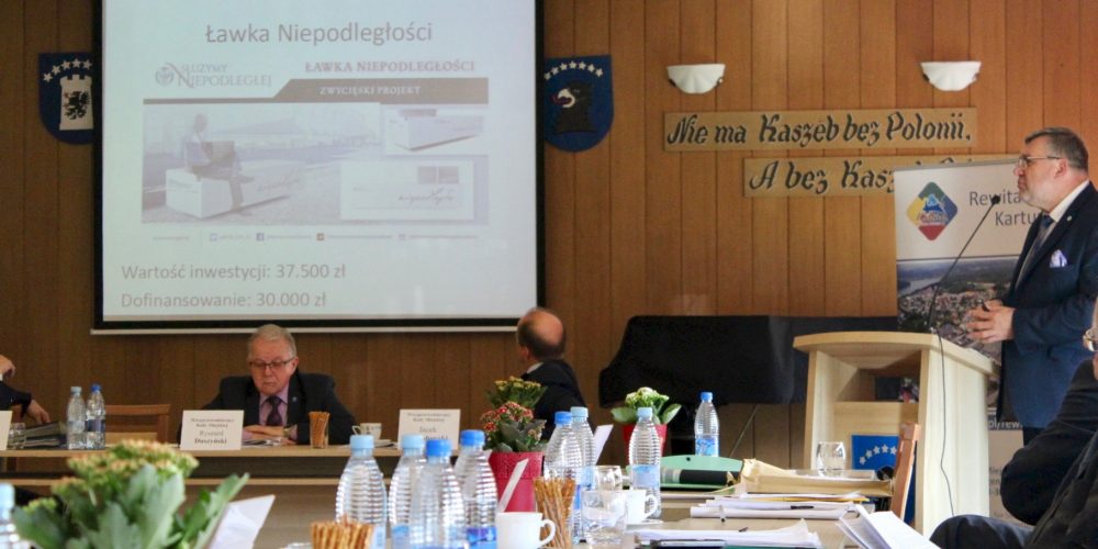 Burmistrz Mieczysław Gołuński, podczas sesji Rady Miejskiej, przedstawił informację o powstaniu Ławki Niepodległości w mieście fot. P.Ch. / zKaszub.info