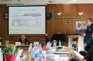 Burmistrz Mieczysław Gołuński, podczas sesji Rady Miejskiej, przedstawił informację o powstaniu Ławki Niepodległości w mieście fot. P.Ch. / zKaszub.info