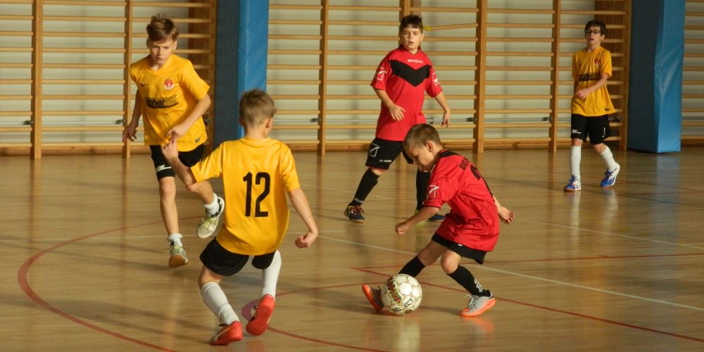 Drużyna Escola Futbolu najlepsza w somonińskim turnieju piłki nożnej halowej rocznika 2008