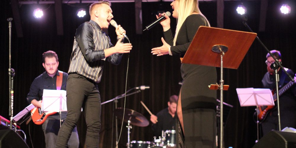 Obecna w Kartuskim Centrum Kultury publiczność, ponownie wysłuchała wielkie przeboje niezapomnianych artystów fot. P.Ch. / zKaszub.info