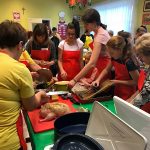 W Goręczynie odbyły się międzypokoleniowe warsztaty kulinarne prowadzone w języku kaszubskim