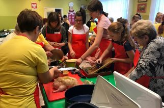 W Goręczynie odbyły się międzypokoleniowe warsztaty kulinarne prowadzone w języku kaszubskim