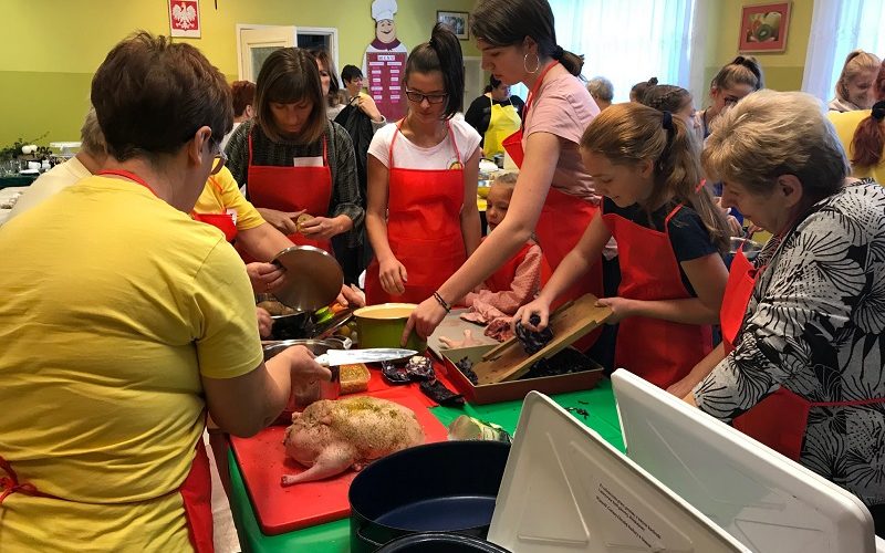 W Goręczynie odbyły się międzypokoleniowe warsztaty kulinarne prowadzone w języku kaszubskim