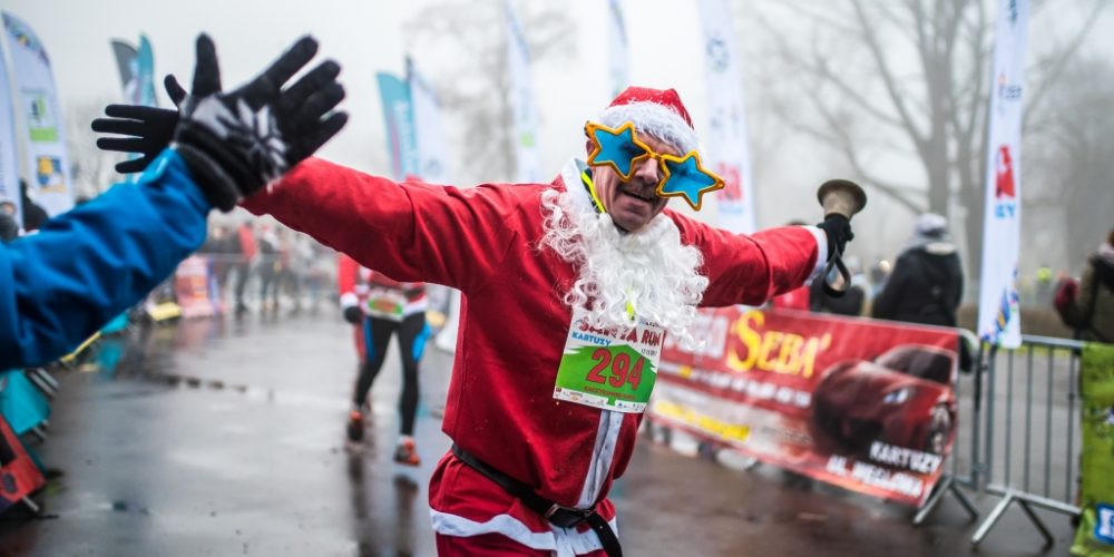 Gorąca i kolorowa niedziela zapowiada się w Kartuzach!  Barwny Santa RUN z setkami uczestników!