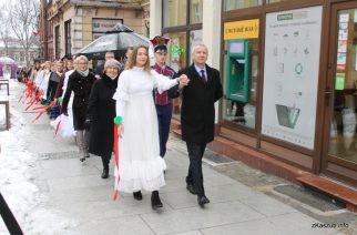 Polonez Maturzystów – 200 po raz jedenasty zatańczyło na kartuskim Rynku!