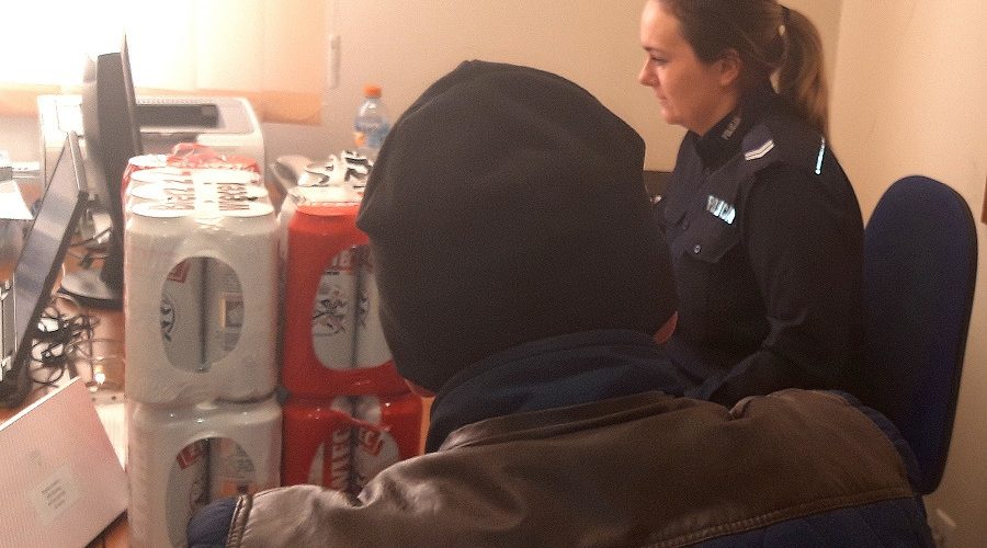 Ukradli kilkadziesiąt puszek piwa – zatrzymał ich policjant po służbie