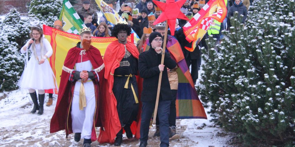 Barwny Orszak Trzech Króli na ulicach Sierakowic! [ZDJĘCIA]