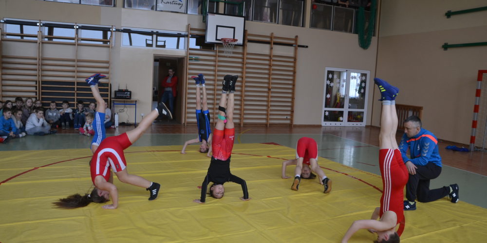 W Staniszewie ruszyły zapasy! Pierwsze działanie Stowarzyszenia dla Społeczności Szkolnej w Staniszewie „Szkoła na Miotle”.