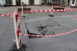 Fontanna na kartuskim Rynku uszkodzona [ZDJĘCIA]