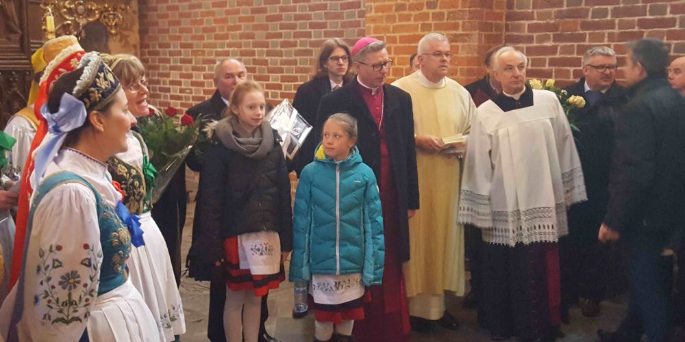 Nowy biskup z Kaszub… Przyjęcie sakry biskupiej w otoczeniu Kaszubów