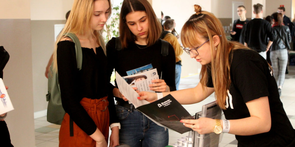 Tłumy uczniów na XIV Powiatowych Targach „Praca – Nauka – Kariera”