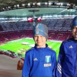 Juniorzy z klubu Cartusia 1923 Kartuzy, w meczu Polska-Łotwa, wyprowadzą piłkarzy na murawę