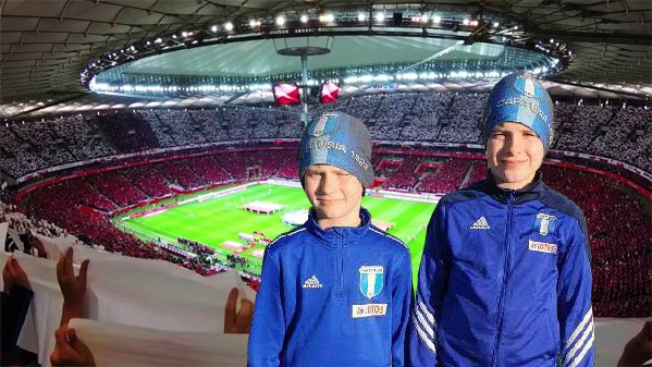 Juniorzy z klubu Cartusia 1923 Kartuzy, w meczu Polska-Łotwa, wyprowadzą piłkarzy na murawę