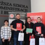 Podium finału Konkursu Wiedzy Historycznej Uczelni Kwiatkowskiego dla licealistów z Kartuz